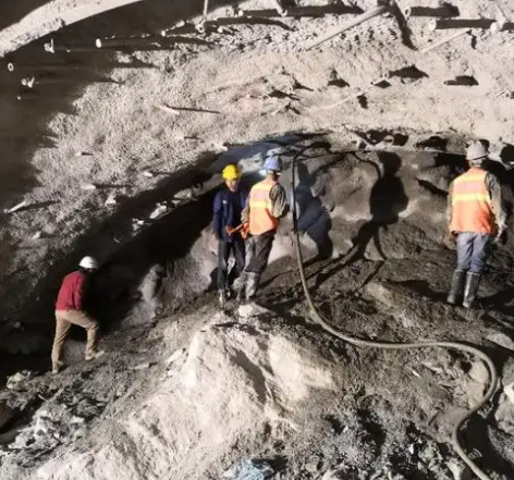 北塔拱顶带模注浆料的施工流程及注意事项